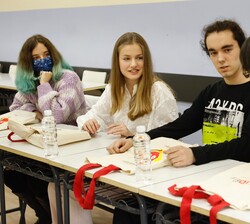 Su Alteza Real la Princesa de Asturias conversa con sus compañeros del debate en grupo