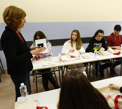 La experta en seguridad expone el tema del debate a los alumnos y la profesora entre los que se encuentra Su Alteza Real la Princesa de Asturias