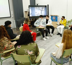 Participantes de un grupo de debate atienden a las explicaciones