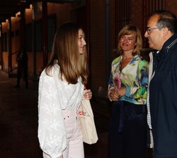 Su Alteza Real la Princesa de Asturias recibe el saludo de las autoridades antes de dirigirse al gimnasio
