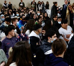 Doña Leonor se detiene a conversar con los alumnos presentes en el gimnasio