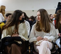 Su Alteza Real conversa con sus compañeras de asiento momentos antes del inicio de la presentación de las conclusiones de la jornada