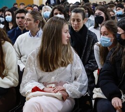 Los alumnos cercanos aprovechan la ocasión para charlar con Su Alteza Real la Princesa de Asturias