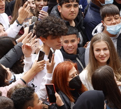 Su Alteza Real la Princesa de Asturias junto a los alumnos del IES Julio Verne y las autoridades que la acompañaron