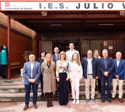 Su Alteza Real la Princesa de Asturias junto a los miembros del equipo directivo del IES Julio Verne y las autoridades que le han acompañado durante l