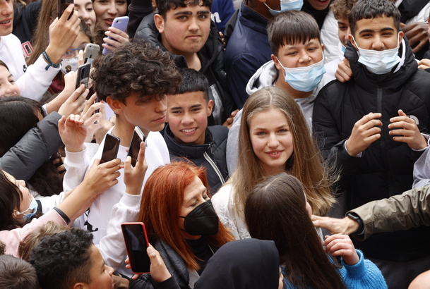Su Alteza Real la Princesa de Asturias junto a los alumnos del IES Julio Verne y las autoridades que la acompañaron