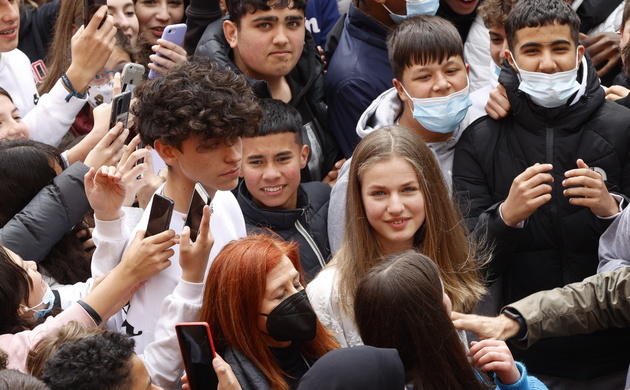 Su Alteza Real la Princesa de Asturias junto a los alumnos del IES Julio Verne y las autoridades que la acompañaron