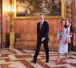 Su Majestades los Reyes a su llegada al Palacio Real