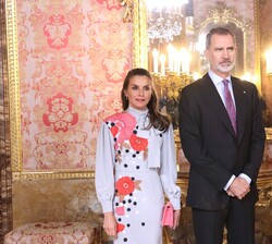 Su Majestades los Reyes momentos antes de comenzar el saludo a los invitados