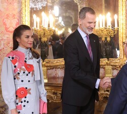 Sus Majestades los Reyes saludan al ministro de Cultura y Deporte de España, Miquel Iceta i Llorens