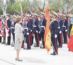 Su Majestad la Reina Doña Sofía saluda a la Enseña Nacional