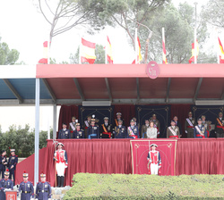 Su Majestad la Reina Doña Sofía en la Tribuna Real durante la Jura de Bandera de personal civil