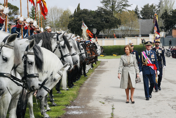 Su Majestad la Reina Doña Sofía pasa revista al Escuadrón de Escolta Real