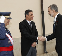 Su Majestad el Rey es recibido por el presidente del Gobierno, Pedro Sánchez y por el general jefe del Mando Aéreo General, Juan Ángel Treceño