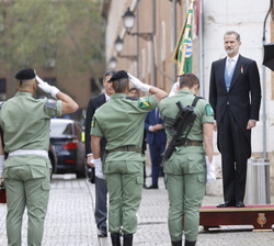 Sus Majestades los Reyes reciben honores a cargo de una Compañía de la Brigada Paracaidista