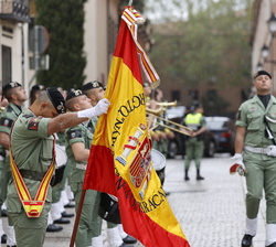 Don Felipe frente a la Enseña Nacional al pasar revista a una Compañía de Honores de la Brigada Paracaidista