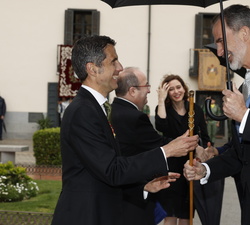 Don Felipe recibe el Bastón de Mando de manos del alcalde de Alcalá de Henares, Javier Rodríguez, en presencia de la presidenta de la Comunidad de Mad