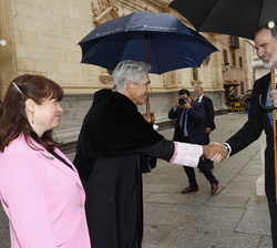Su Majestad el Rey recibe el saludo del rector magnífico de la Universidad de Alcalá de Henares, José Vicente Saz y de la directora general de Industr