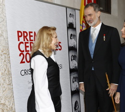 Sus Majestades los Reyes conversan con la representante de la galardonada, Cecilia Roth