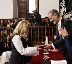 Su Majestad el Rey en presencia de Doña Letizia entrega a la representante de la premiada, Cecilia Roth, la Medalla del Premio de Literatura en Lengua