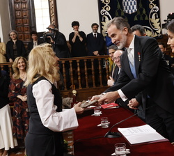 Su Majestad el Rey en presencia de Doña Letizia entrega a la representante de la premiada, Cecilia Roth, la Escultura del Premio de Literatura en Leng