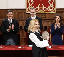Sus Majestades los Reyes tras la entrega a la representante de la premiada, Cecilia Roth, la Escultura del Premio de Literatura en Lengua Castellana &