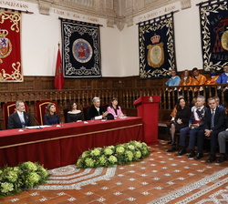 Sus Majestades los Reyes durante las palabras de agradecimiento de la representante de la premiada, Cecilia Roth