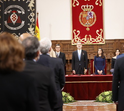 Sus Majestades los Reyes durante la interpretación del "Gaudeamus Igitur", por el Coro de la Universidad de Alcalá de Henares