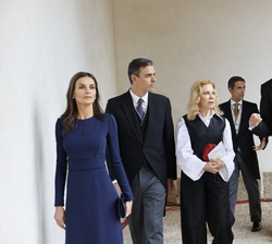 Sus Majestades los Reyes acompañados del presidente del Gobierno, el alcalde de Alcalá de Henares y la representante de la premiada recorren el Patio 