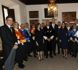 Fotografía de grupo de Sus Majestades los Reyes con las autoridades y academicos de la Universidad de Alcalá de Henares