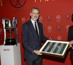Su Majestad el Rey recibe un obsequio por parte del presidente del Real Betis Balompié