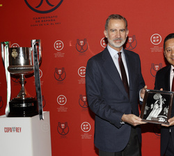 Su Majestad el Rey recibe un obsequio por parte del presidente del Valencia CF