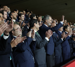 Su Majestad el Rey en el palco presidencial saluda a los aficionados de ambos equipos