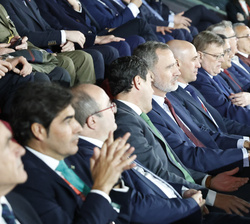 Su Majestad el Rey en el palco presidencial durante el desarrollo del encuentro