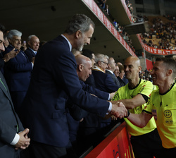 Su Majestad el Rey recibe el saludo del equipo arbitral del encuentro