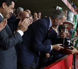 Su Majestad el Rey entrega la Copa de campeón al capitán del Betis, Joaquín