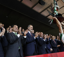 Don Felipe tras la entrega de la Copa al capitán del Betis, Joaquín