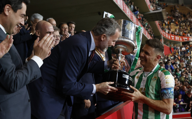 Su Majestad el Rey entrega la Copa de campeón al capitán del Betis, Joaquín