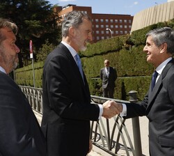 A su llegada, Su Majestad el Rey recibe el saludo del presidente del Tribunal Constitucional, Pedro José González-Trevijano