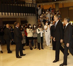 Su Majestad el Rey a su entrada a la Sede del Tribunal Constitucional, acompañado por las autoridades
