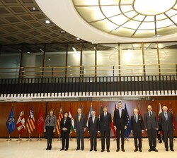 Su Majestad el Rey junto a las autoridades durante su visita al Tribunal Constitucional