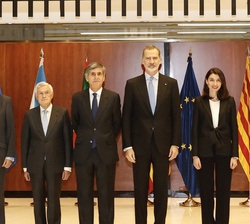 Su Majestad el Rey junto a las autoridades