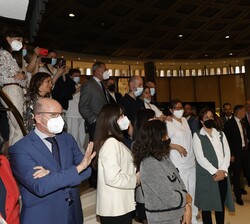 Su Majestad el Rey conversa con los empleados del Tribunal Constitucional