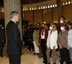El personal del Tribunal Constitucional aprovecha la visita de Su Majestad el Rey para saludarlo y conversar con él