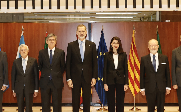 Su Majestad el Rey junto a las autoridades