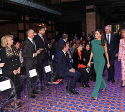 Su Majestad la Reina accede al auditorio acompañada por las autoridades