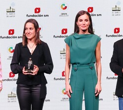 Su Majestad la Reina junto a los premiados Cristina Fernández Valls y Ginés Sánchez Muñoz