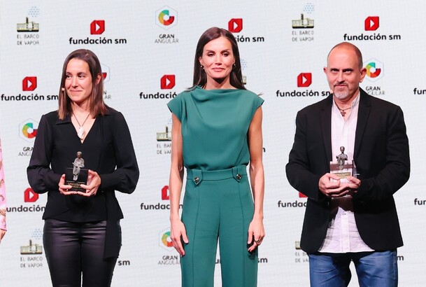 Su Majestad la Reina junto a los premiados Cristina Fernández Valls y Ginés Sánchez Muñoz