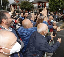 Don Felipe recibe el saludo de los vecinos de Sarria