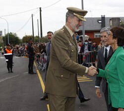 El Rey a su llegada al Puesto de Sarria recibe el saludo de las autoridades